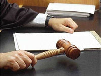 תמונה נושאית אדם בגלימת שופט מחזיק פטיש