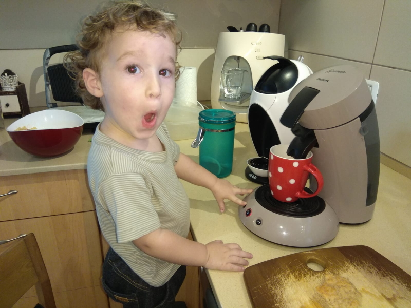 ילד מתוק במשימה במטבח