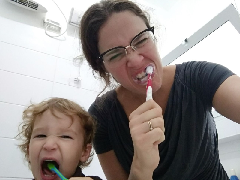 אמא ובן מצחצחות שיניים