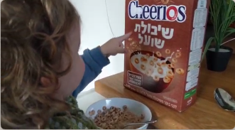 ילד עם קופסת קורנפלקס