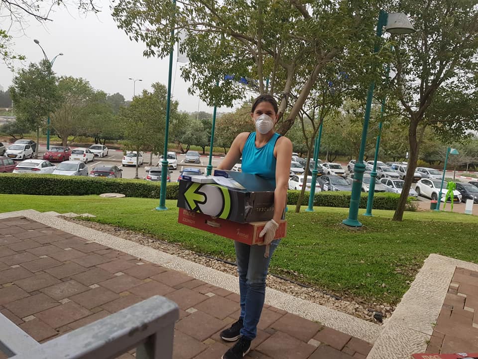 מחלקים מזון