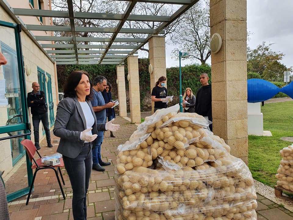 מחלקים מזון