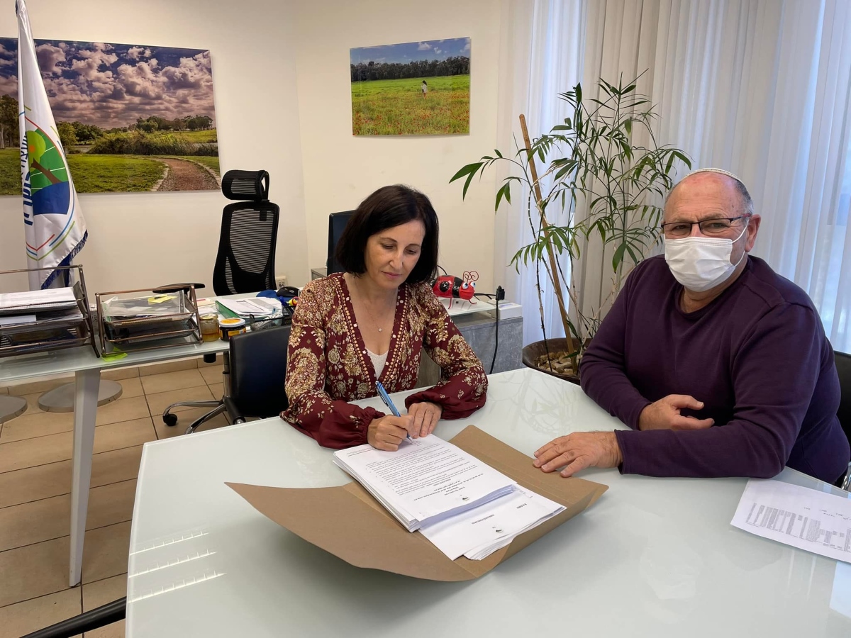 ראש המועצה במעמד החתימה על מכרז הקמת בית העלמין המטרופוליני בדרום השרון