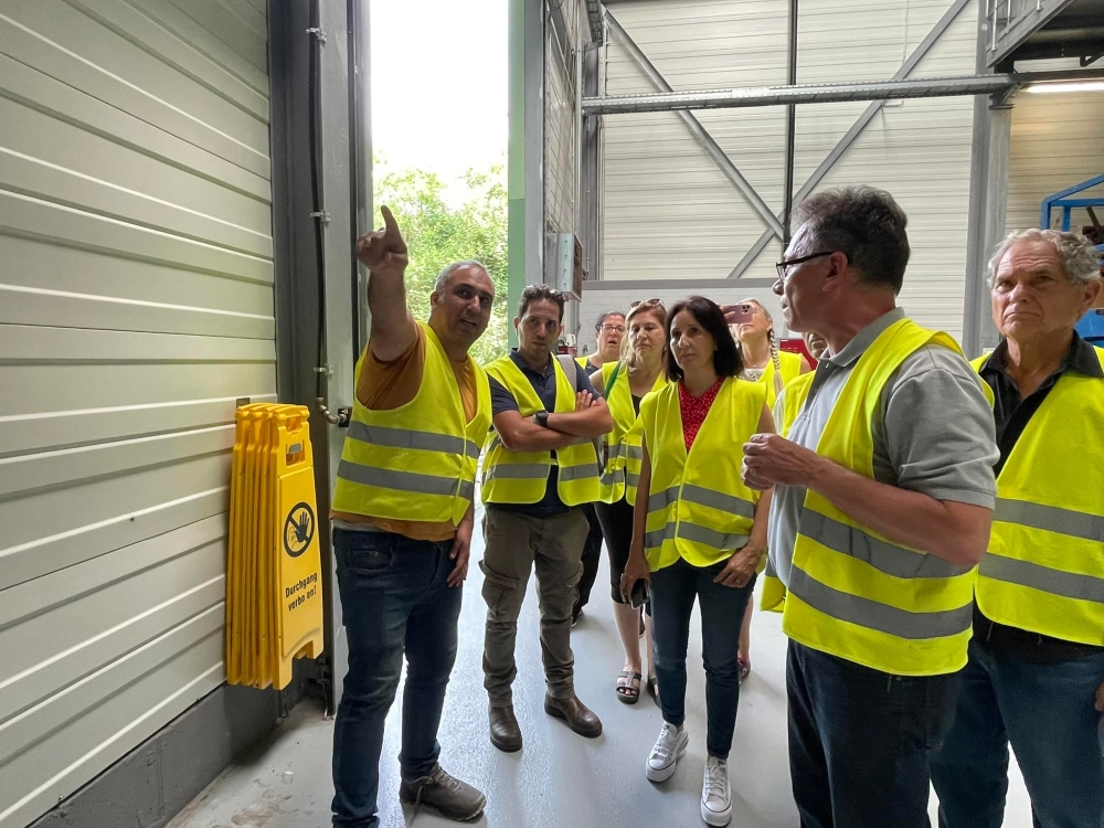 המשלחת במהלך הביקור בגרמניה במרכז חדשני לטיפול פסולת