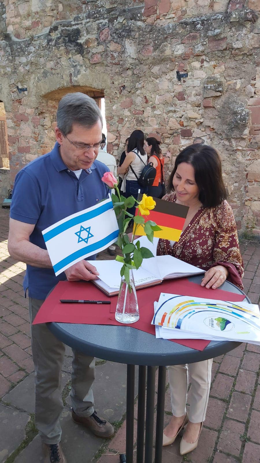 ראש המועצה אושרת גני גונן עם ראש מחוז אמנדינגן בגרמניה