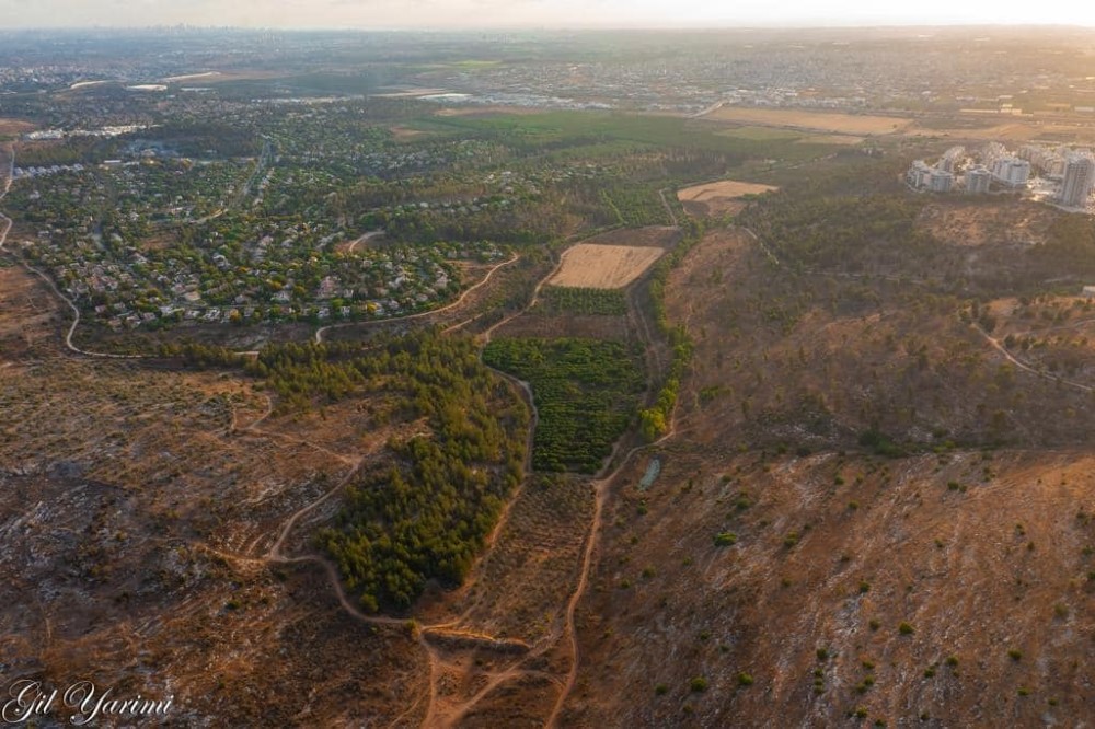 צילום מלמעלה של השטחים הפתוחים של מושב צור נתן
