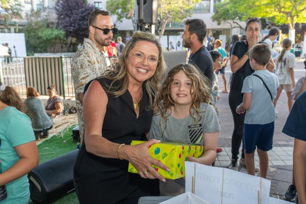 ראש אגף החינוך יחד עם משתתפות ביריד היזמות והחינוך