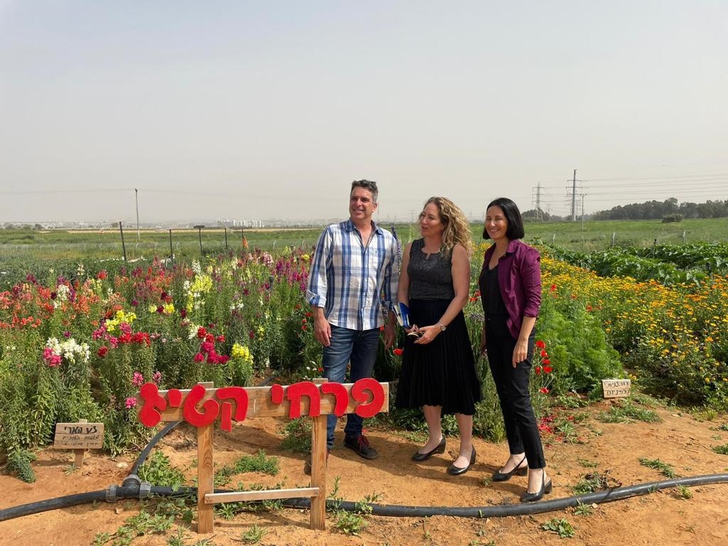 ביקור חברת הכנסת ענבר בזק ממפלגת יש עתיד במשתלה בדרום השרון