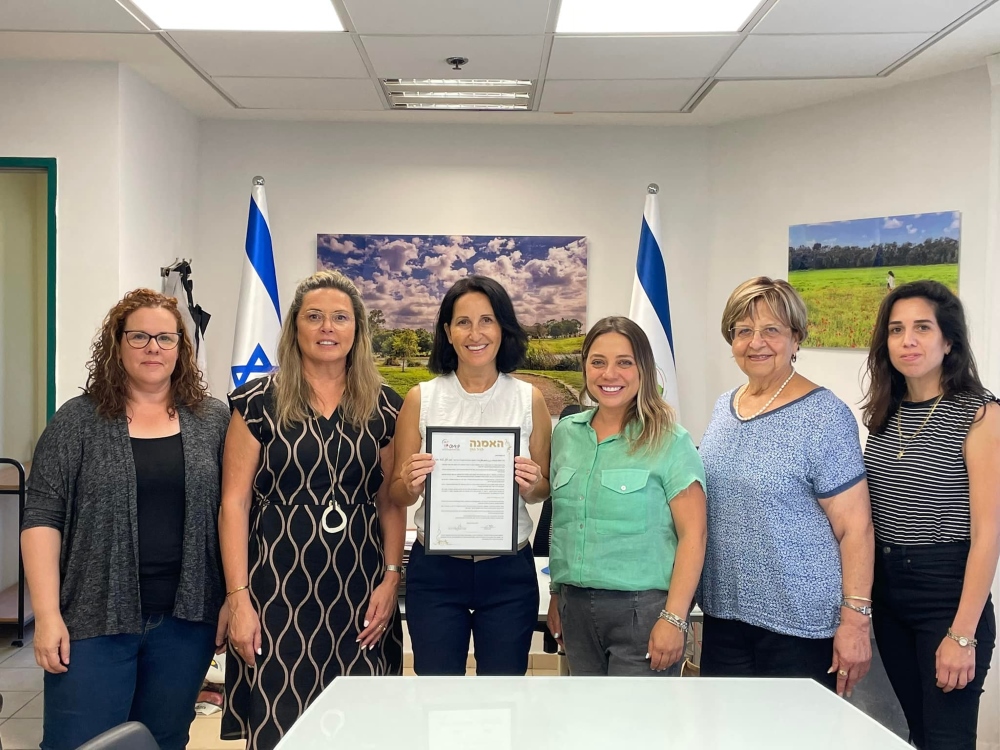 ראש המועצה וצוות אגף החינוך חותמים על האמנה לגיל הרך