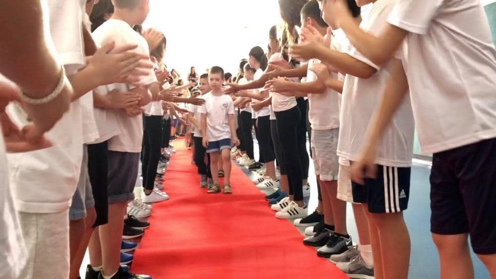 תלמידים מקבלים את פני תלמידי כיתה א החדשים במחיאות כפיים