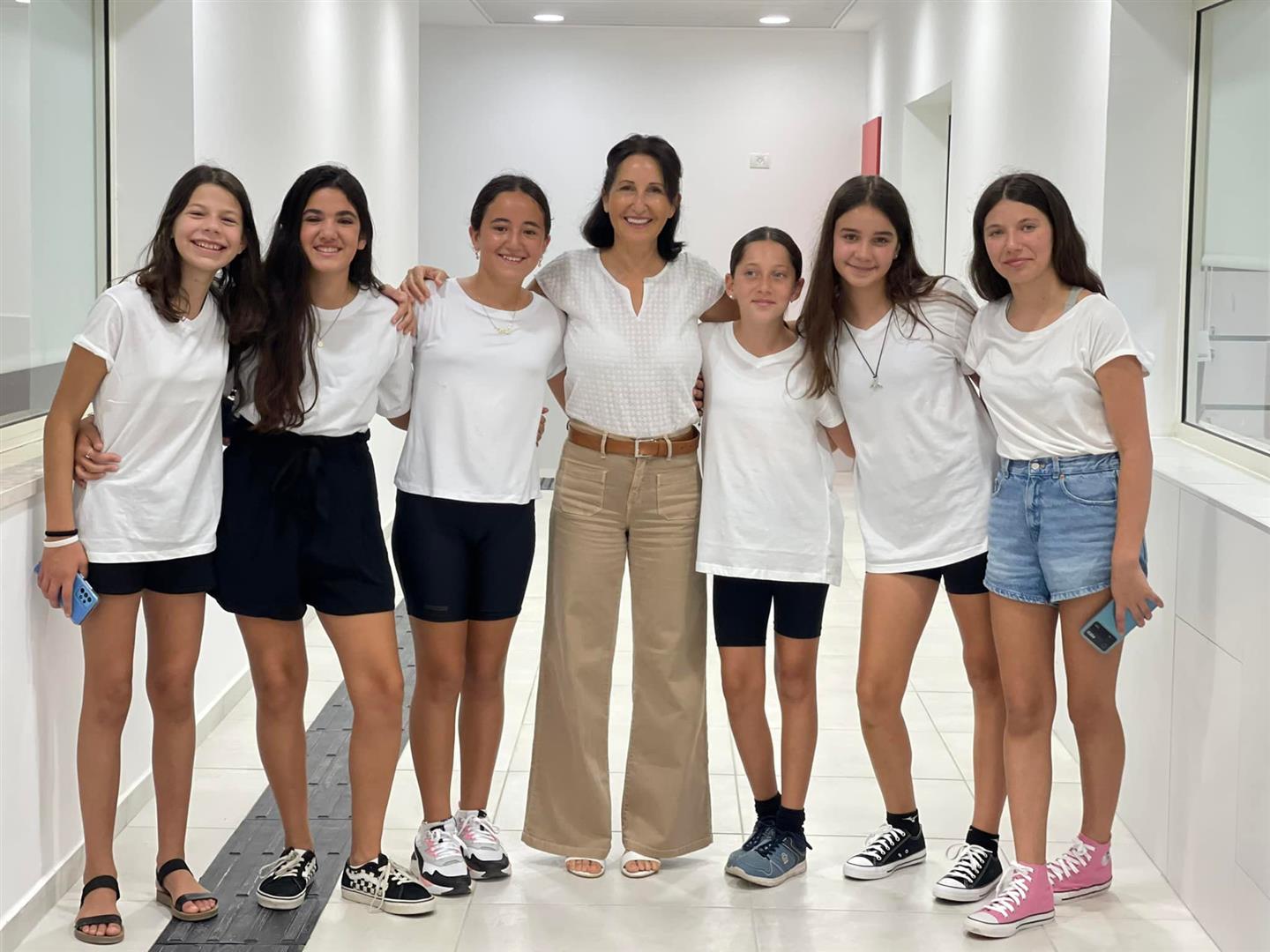 ראש המועצה אושרת גני גונן עם תלמידות דרום השרון בפתיחת שנת הלימודים