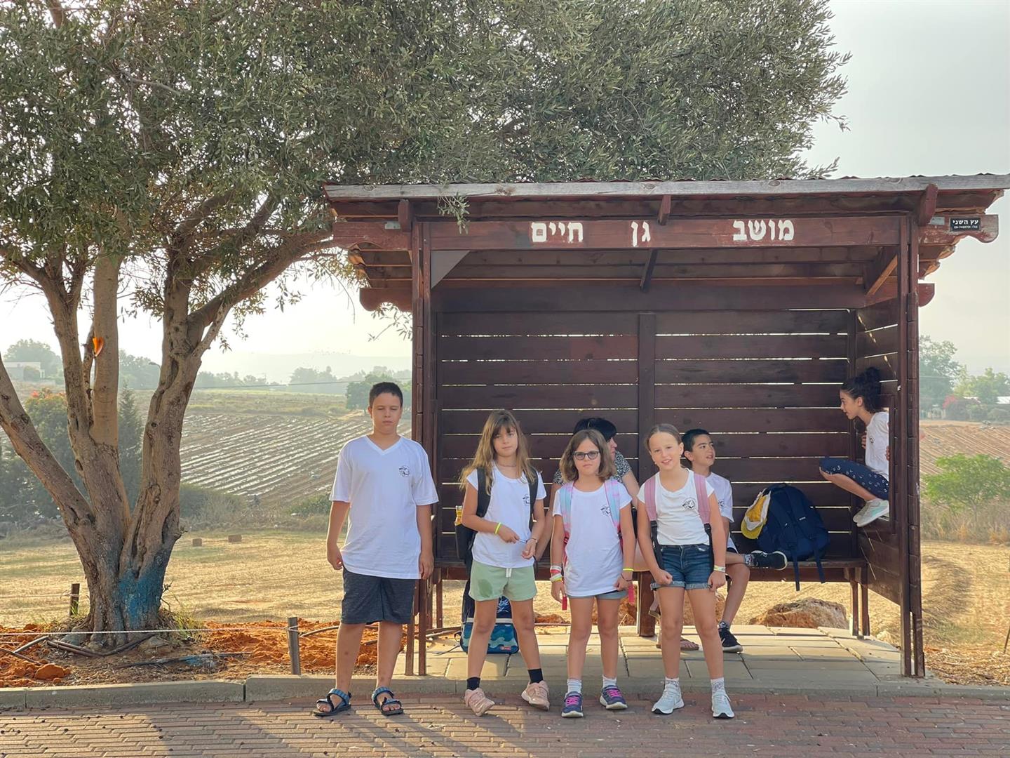 תלמידי דרום השרון בתחנת הסעות ביום פתיחת שנת הלימודים