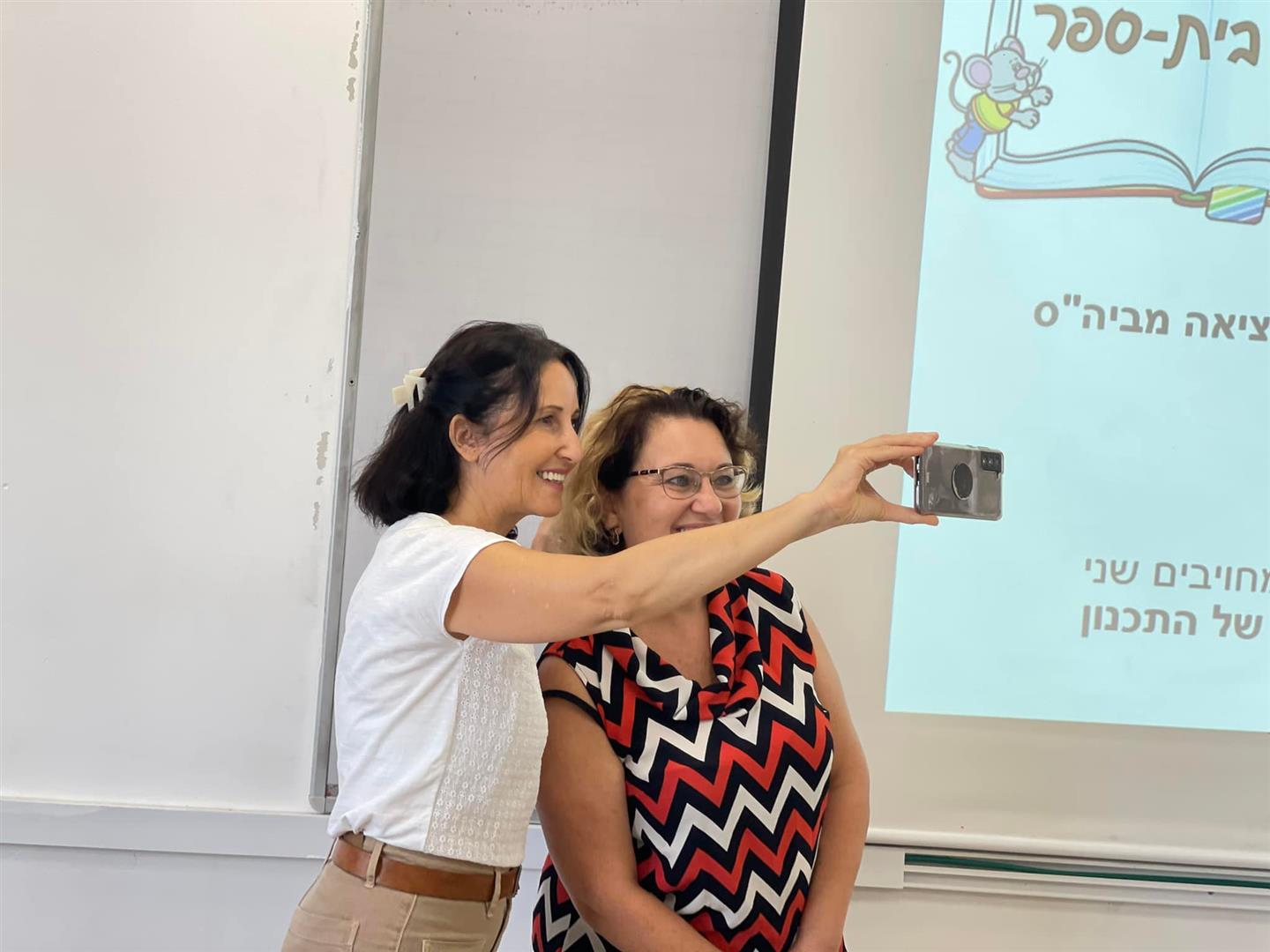 ראש המועצה בתמונת סלפי עם מורה בבית ספר בדרום השרון