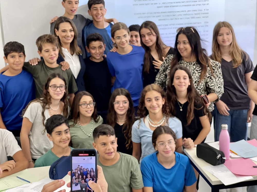 תלמידי החטיבה הצומחת בצור יצחק בצילום סלפי משותף עם שרת החינוך דוקטור יפעת שאשא ביטון