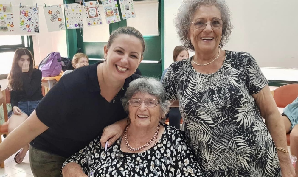 תלמידי בית ספר עמי אסף מבקרים את חברי מועדון ניצולי השואה בשדה ורבורג