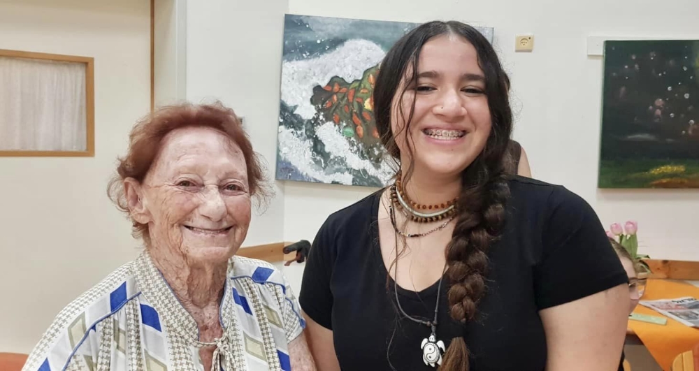 תלמידת בית ספר עמי אסף עם חברת מועדון ניצולי השואה בשדה ורבורג בביקור לחג