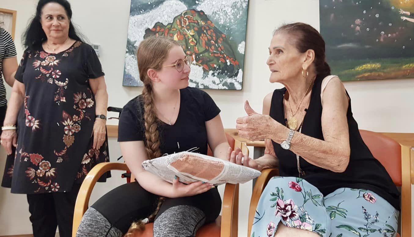 תלמידי בית ספר עמי אסף מבקרים את חברי מועדון ניצולי השואה בשדה ורבורג 