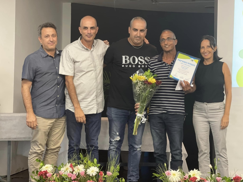 מעניקים תעודת הוקרה לעובד מצליח שראל מצטיין מועצה אזורית דרום השרון