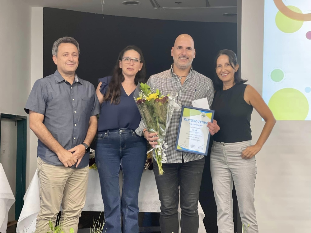 מעניקים תעודת הוקרה לעובד צבי כץ מצטיין מועצה אזורית דרום השרון