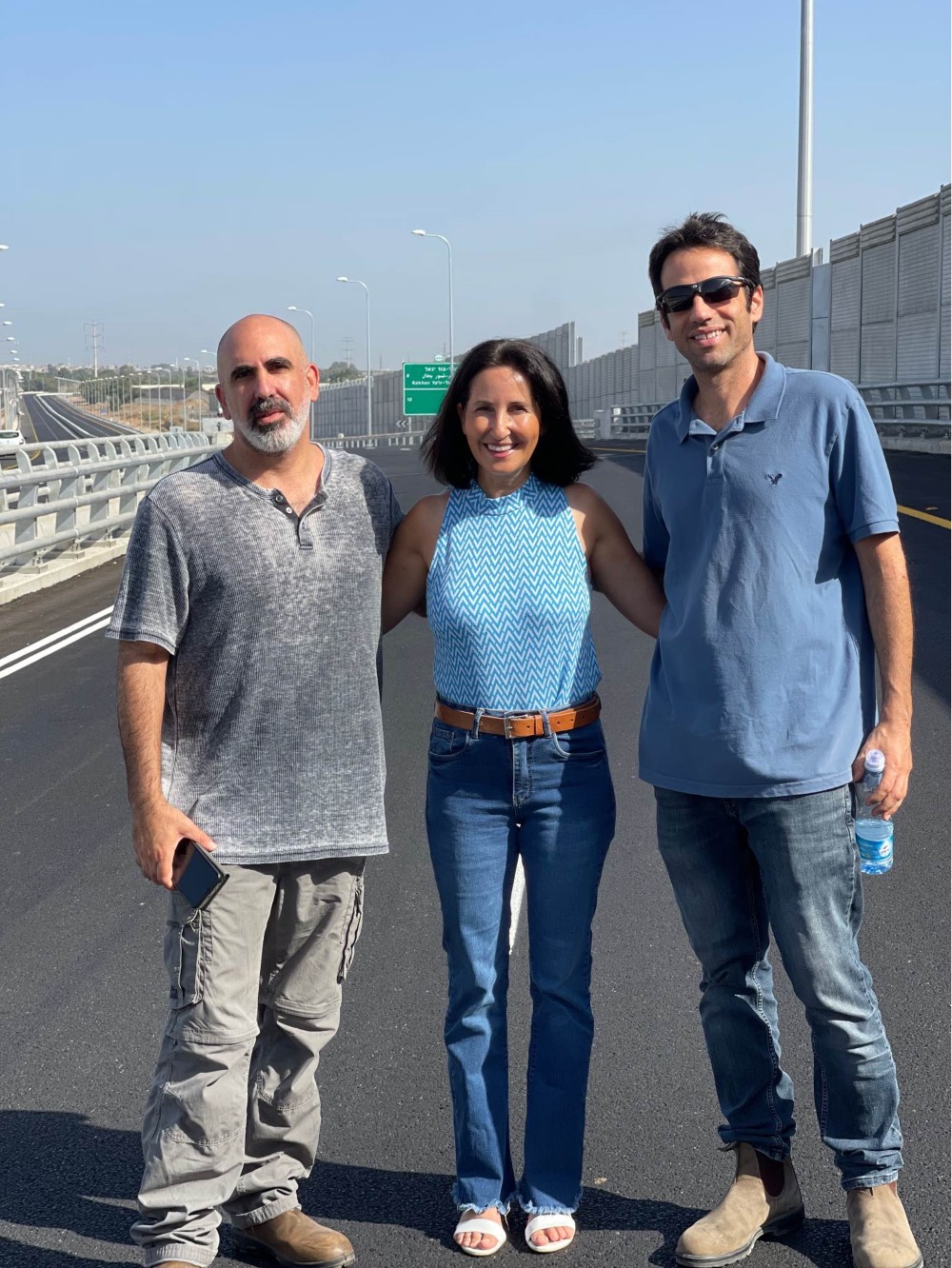 ראש המועצה אושרת גני גונן יחד עם צוות הניהול בטקס חניכת כביש 444 בסמוך לדרום השרון