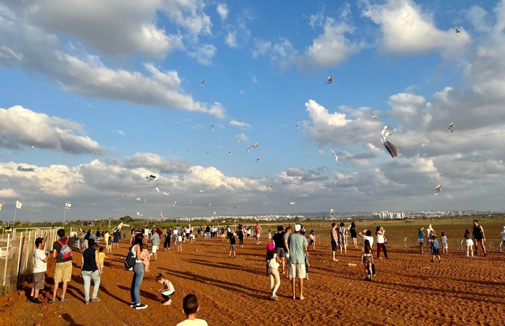 תושבי דרום השרון בהפנינג עפיפונים חג סוכות