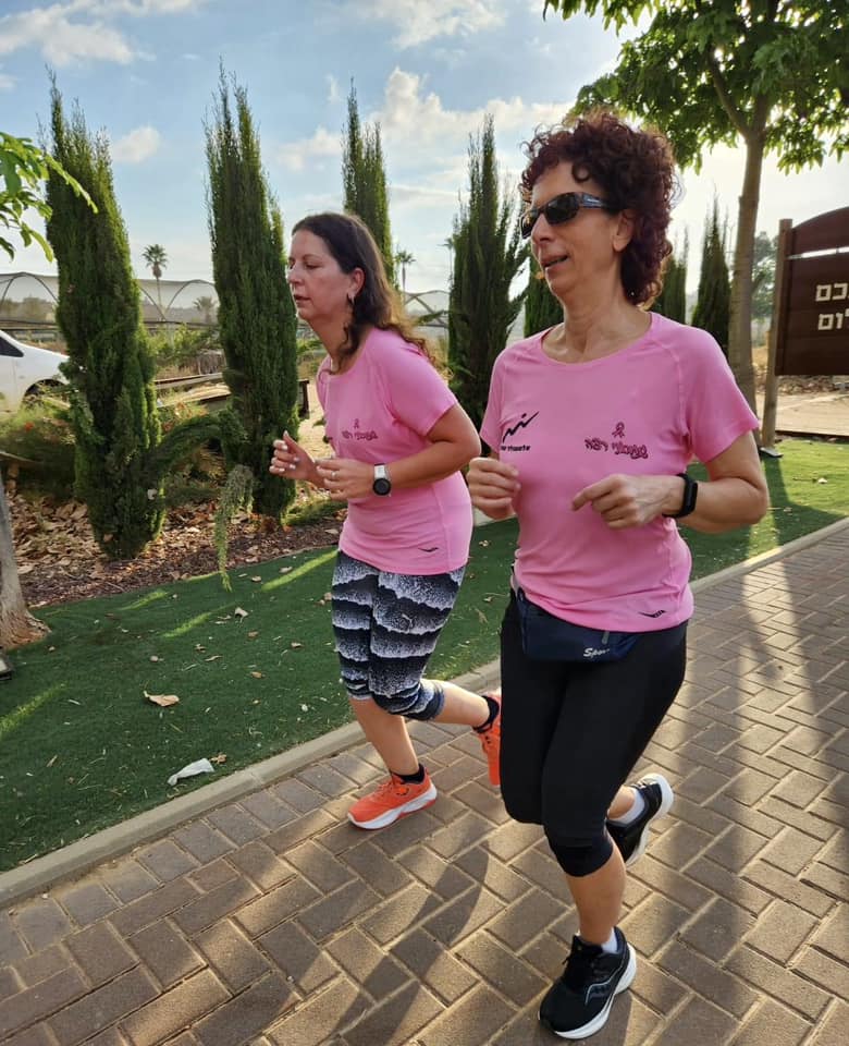 רצות במרוץ גם אני רצה להעלאת המודעות לסרטן השד בדרום השרון