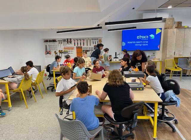 תלמידים בפעילות לימודית במרכז היזמות והחדשנות החינוכי של דרום השרון