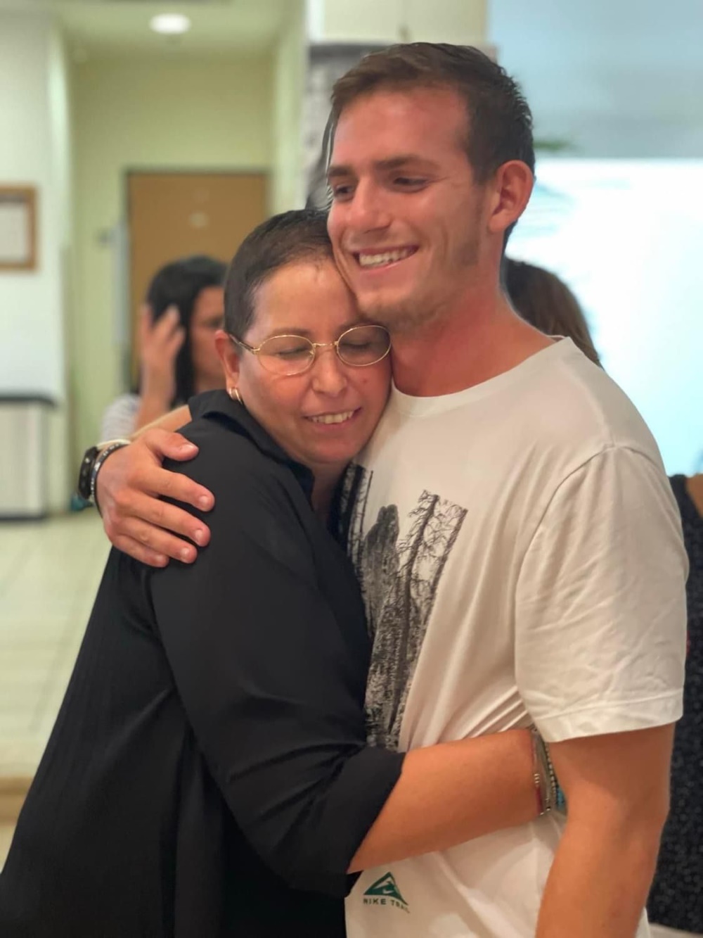 קרן רדליך יוצרת תערוכת סיפורי נפש באירוע פתיחת התערוכה