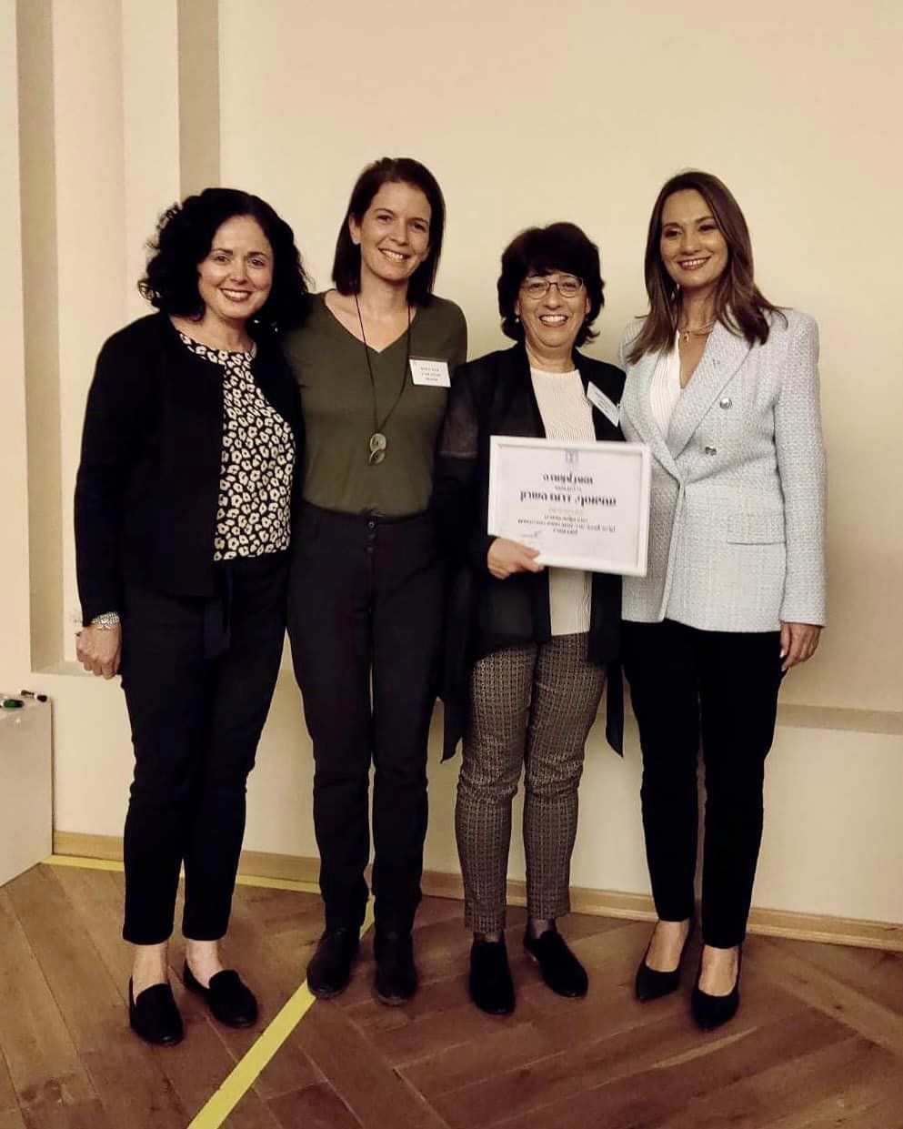 שרת החינוך יפעת שאשא ביטון עם צוות ניהול בית ספר עמי אסף מירב פרידלנדר אורלי ספוזניקוב ועינת לנדיס