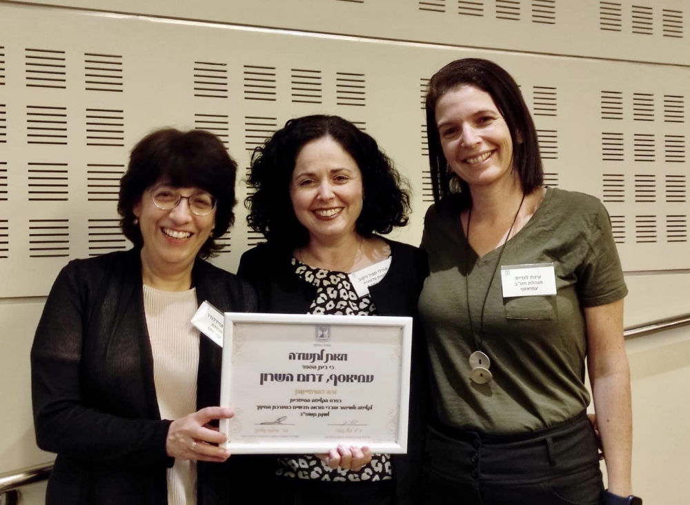 צוות הניהול של עמי אסף אוחזות בתעודה ההצטיינות לפרס הקליטה המיטבית