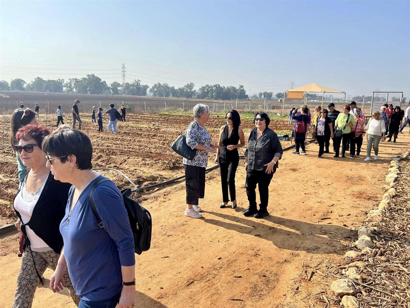 ביקור רכזי תיירות מכל הארץ בחווה החקלאית בדרום השרון