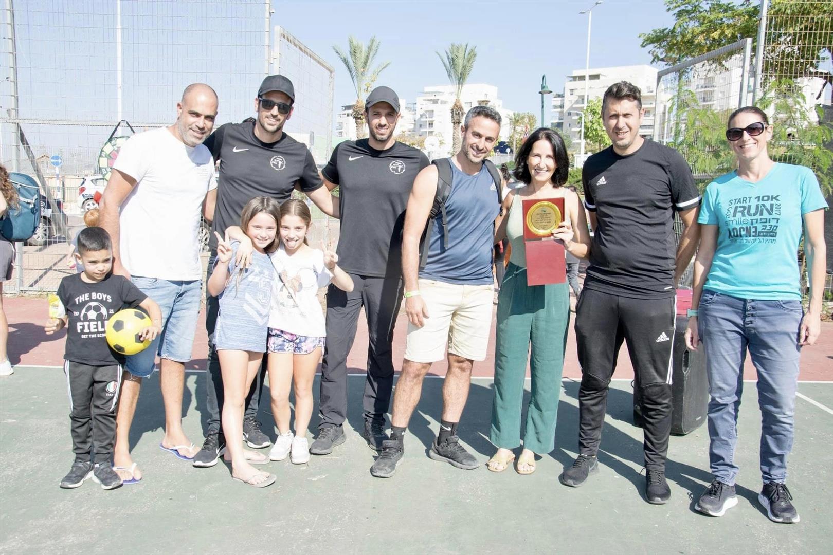תמונה קבוצתית של המשתתפים בצעדת דרום השרון