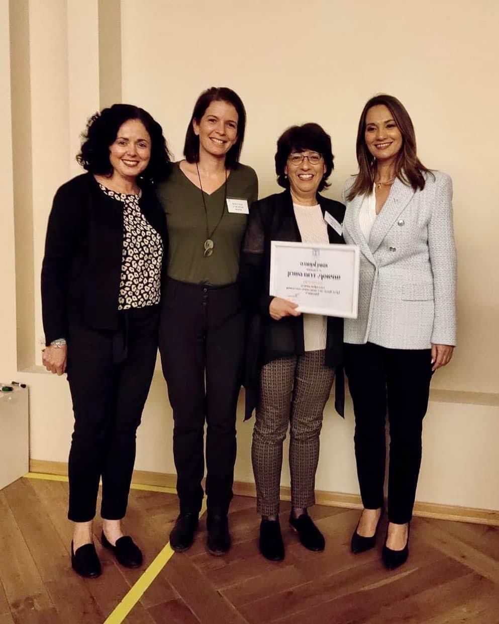 צוות הנהלת בית ספר עמי אסף עם תעודת זכייה בפרס חינוך