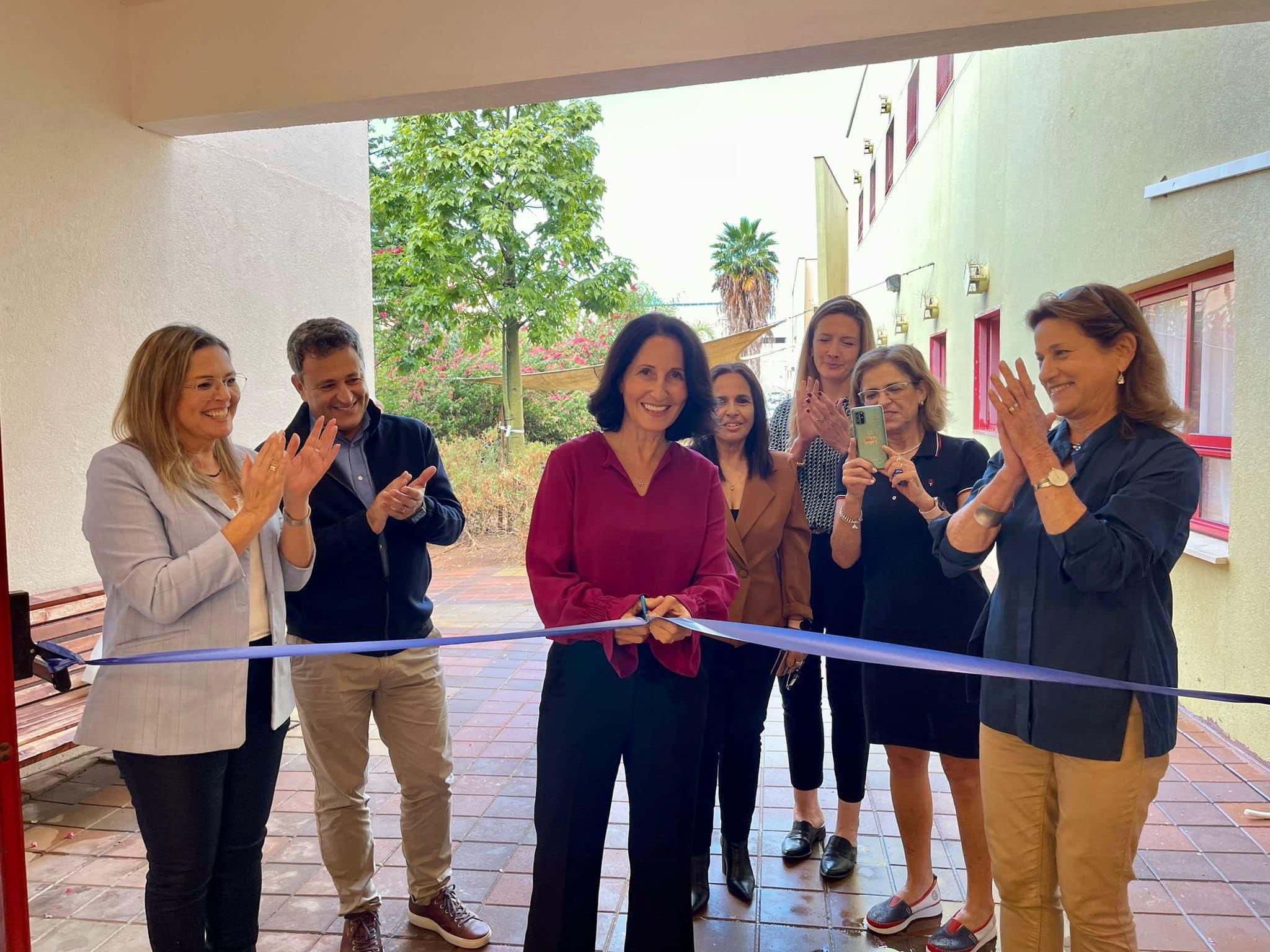 גוזרים את הסרט בטקס חנוכת מבנה השירות הפסיכולוגי החינוכי החדש