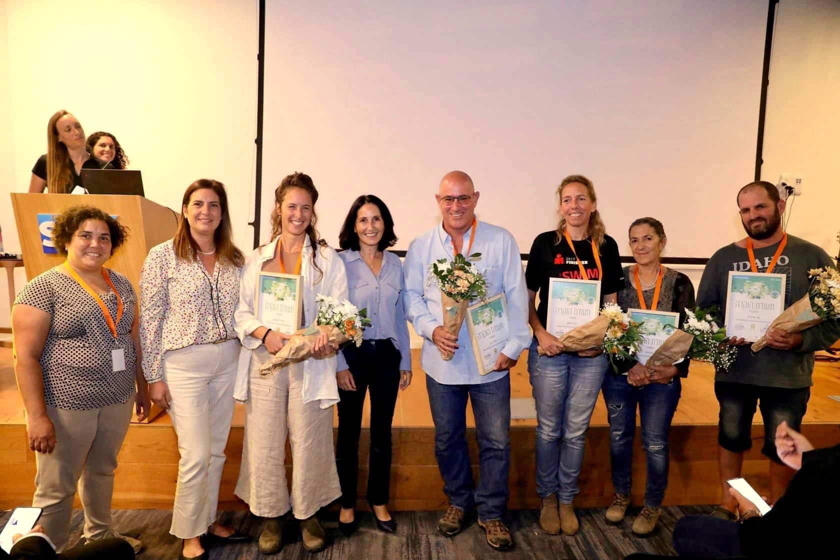הזוכים בפרס הוקרה על פעילות סביבתית יחד עם תעודות ההצטיינות