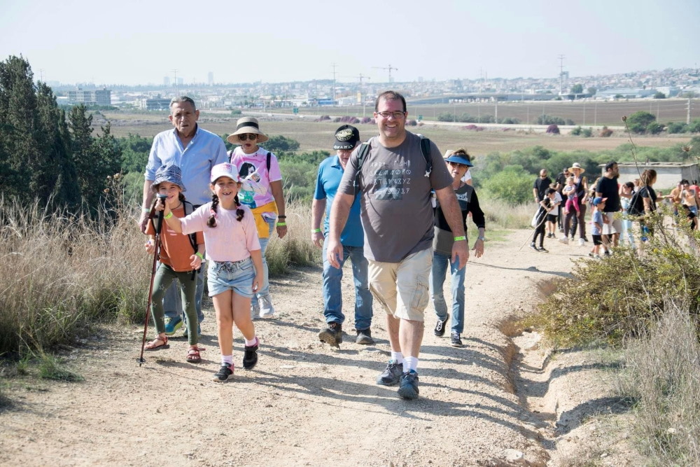 משפחות בצעדת דרום השרון ביער צור יצחק