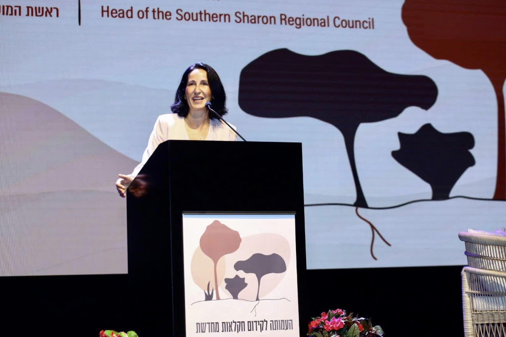 ראש המועצה נושאת דברים בכנס הישראלי הראשון לחקלאות מחדשת בדרום השרון