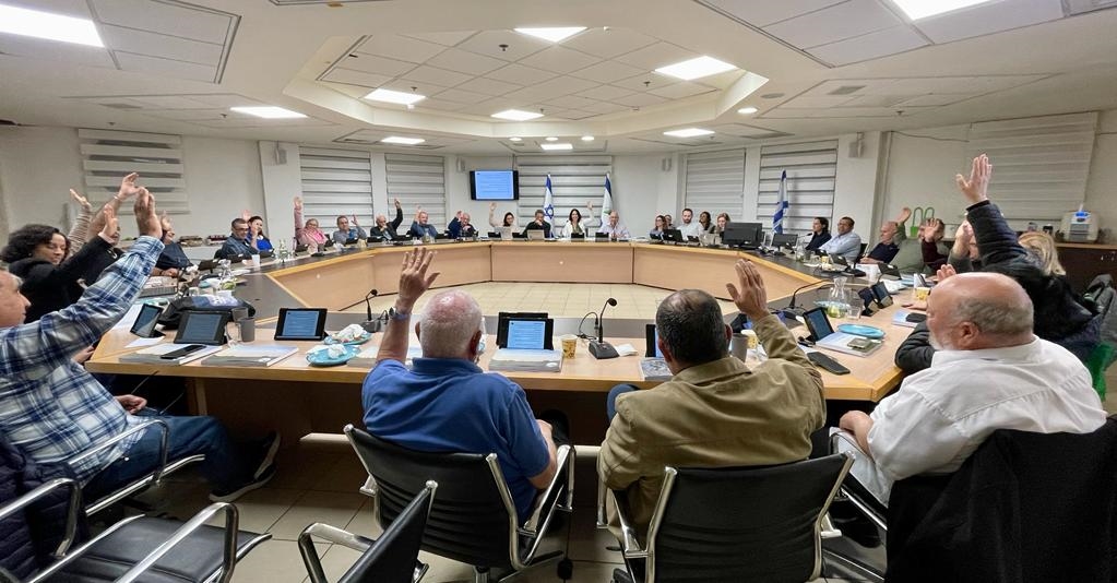 חברי מליאת מועצה אזורית דרום השרון בהצבעה על אישור התקציב לשנת 2023