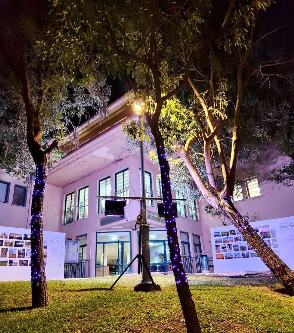 בניין המועצה האזורית דרום השרון מואר בצבע סגול לציון חודש המודעות לאנשים עם מוגבלויות