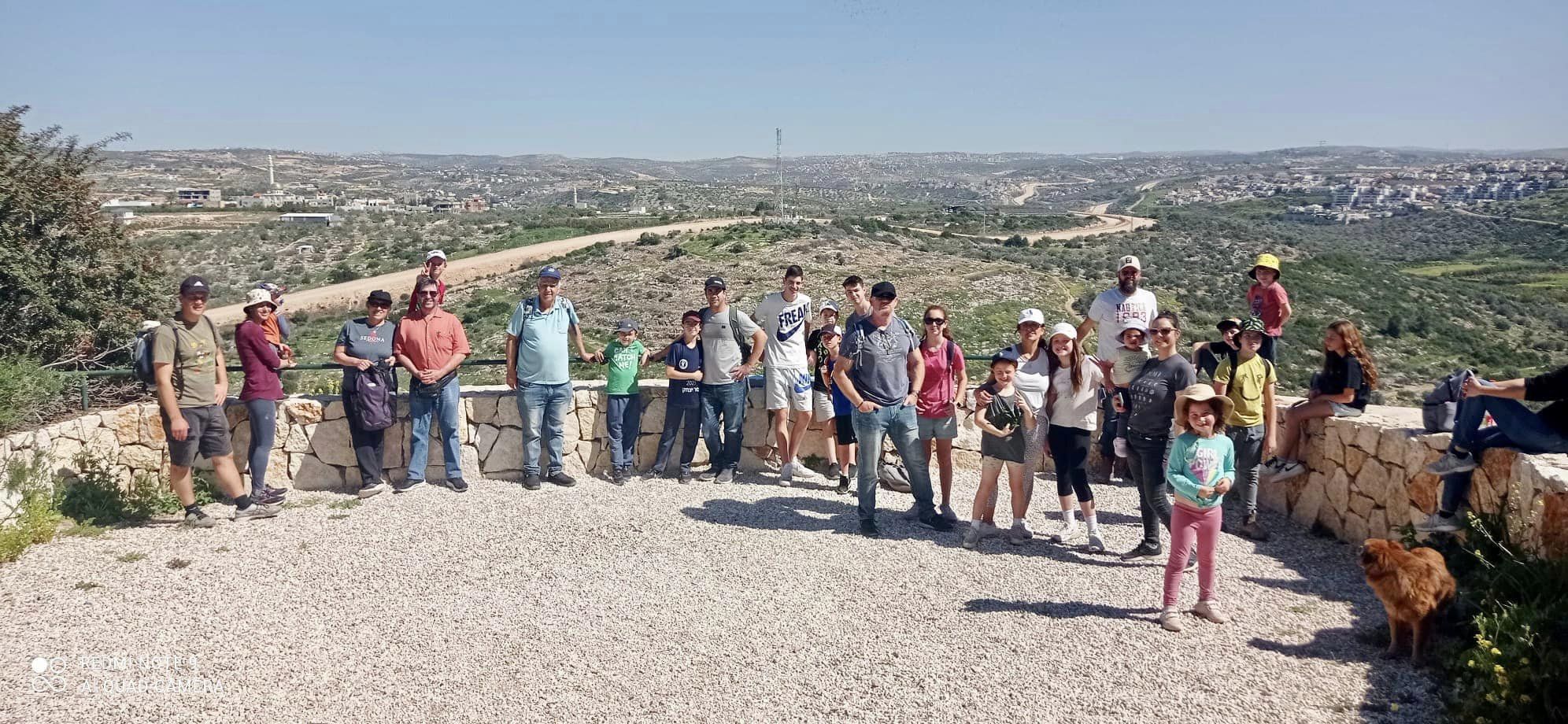 מטיילים ביער חורשים בדרום השרון