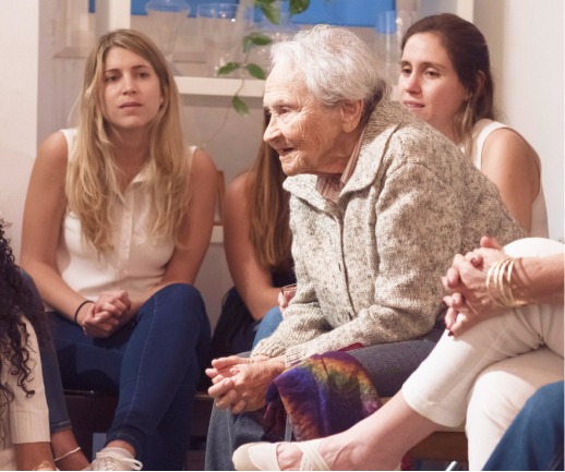 תמונה מתוך ארוע זכרון בסלון עם ניצולת שואה