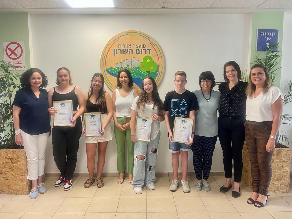 תמונה של תלמידים מצטיינים על יסודי