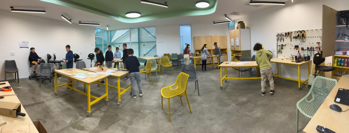 תמונות של תלמידי דרום השרון באולם החדשנות