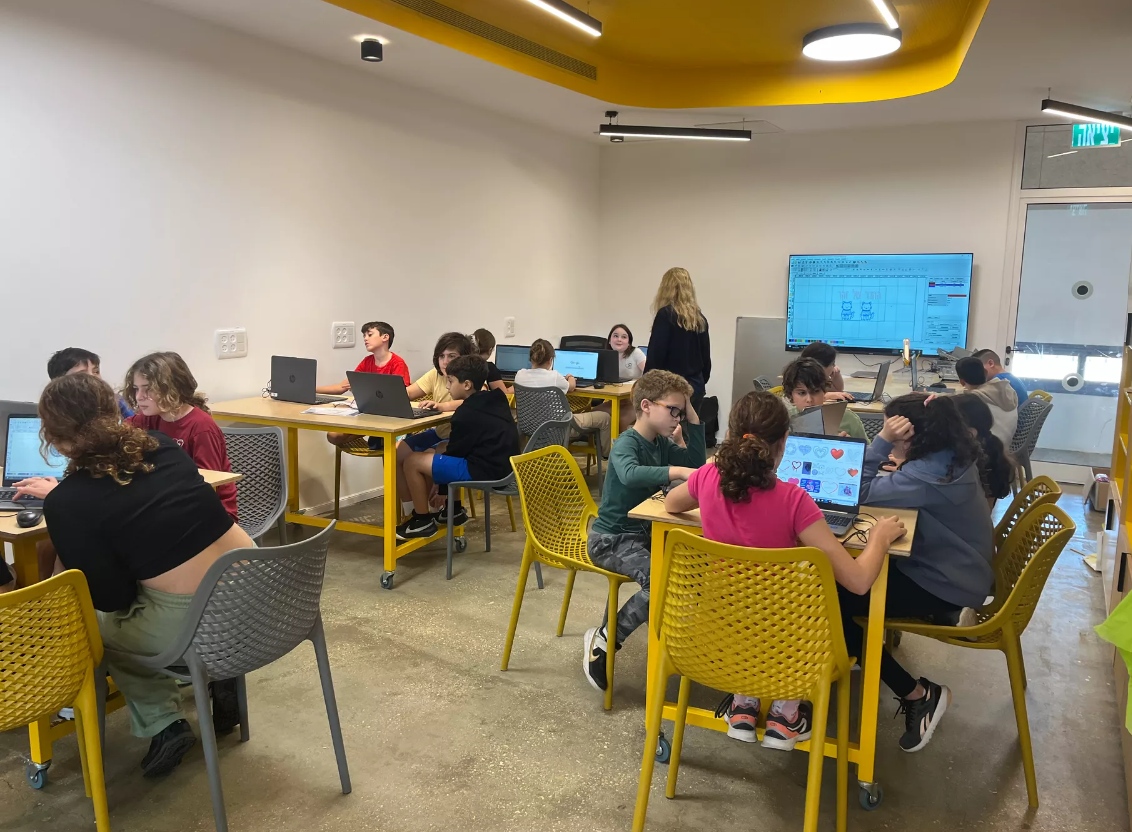 תמונות של תלמידי דרום השרון באולם החדשנות