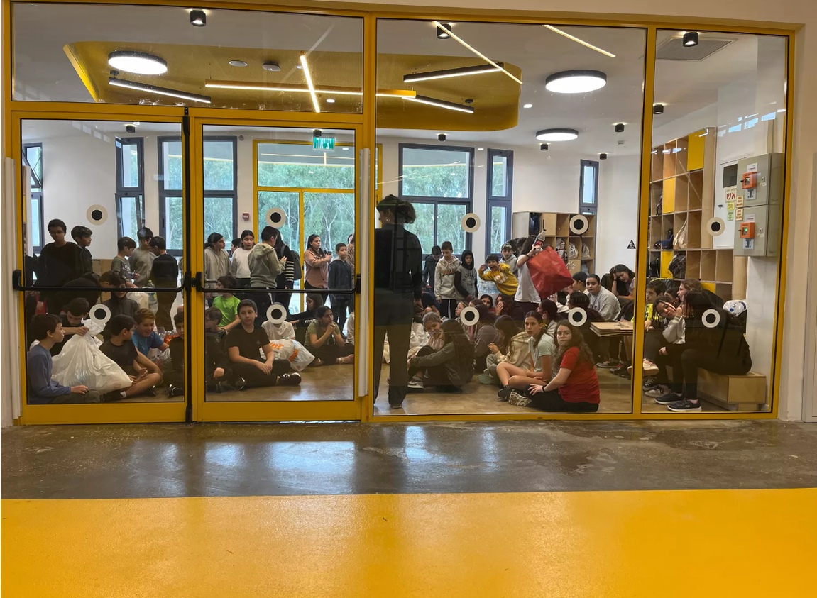 תמונות של תלמידי דרום השרון באולם החדשנות