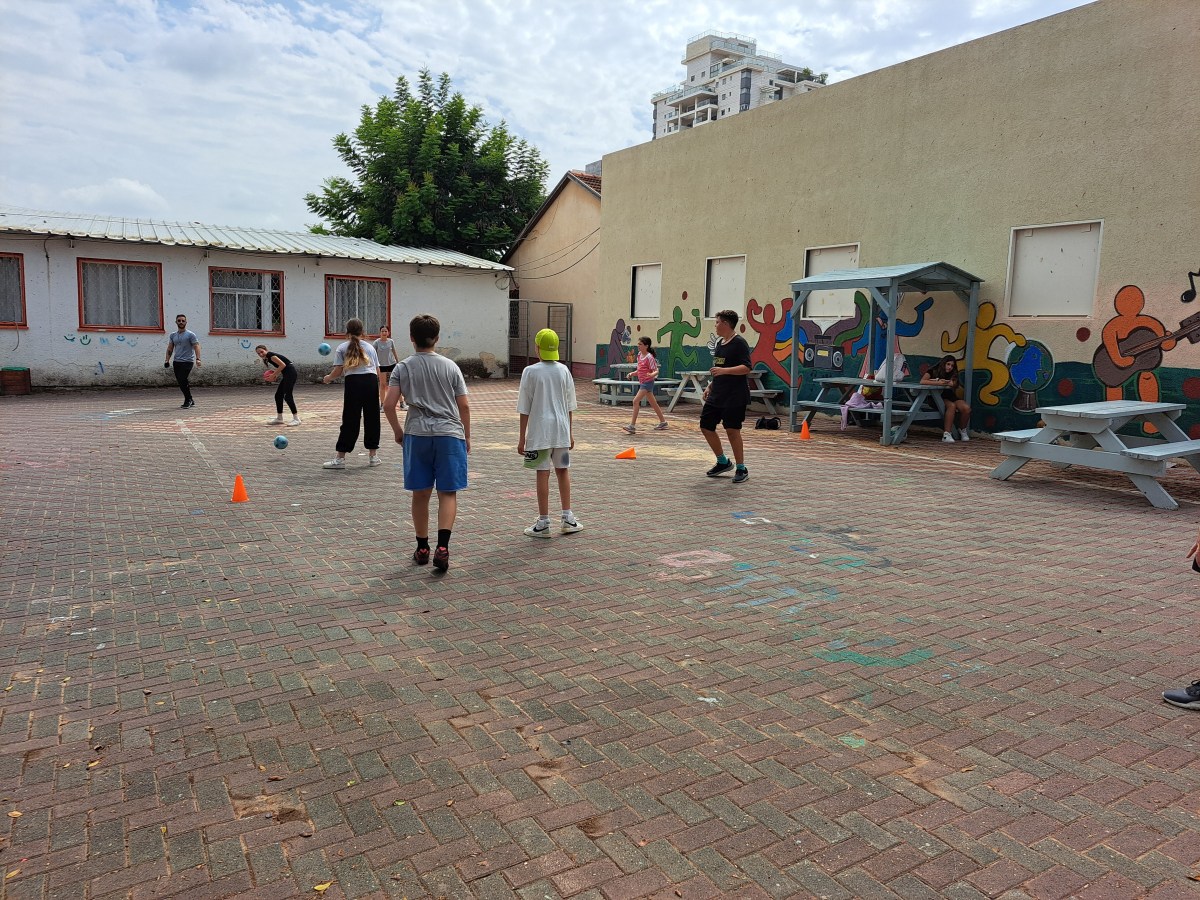 חצר בית הספר