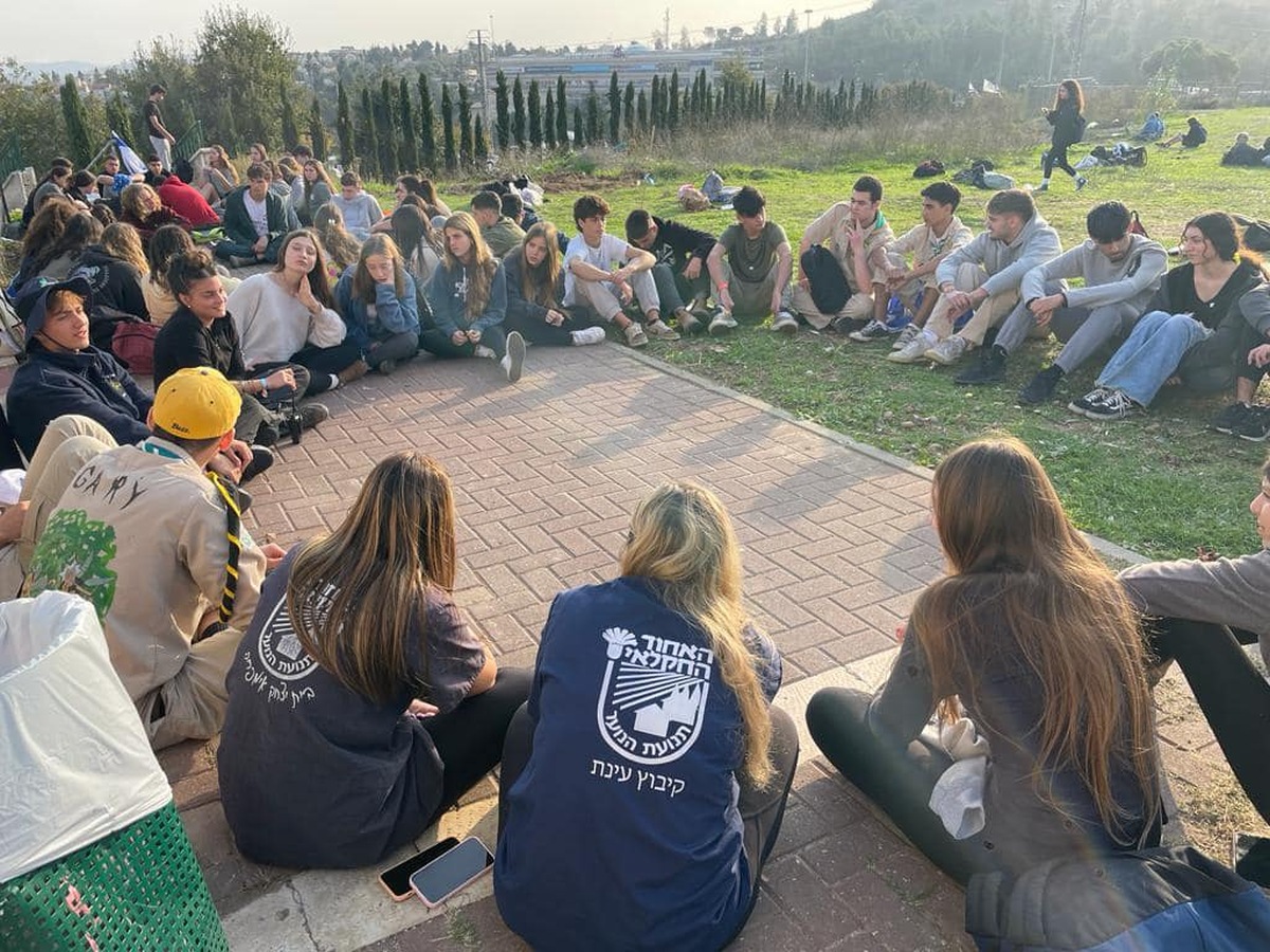תמונות של בני ובנות הנוער מדרום השרון בצעדת הנוער למען שחרור החטופים בהובלת נוער