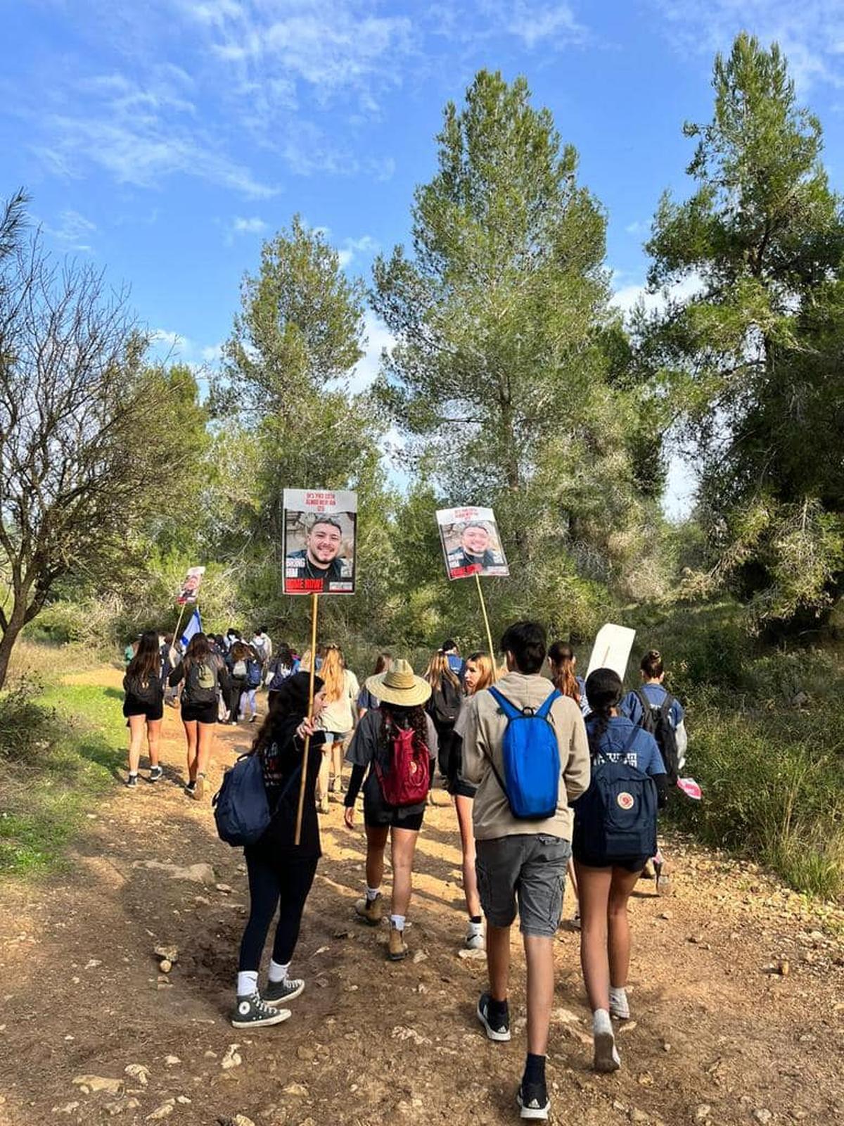 תמונות של בני ובנות הנוער מדרום השרון בצעדת הנוער למען שחרור החטופים בהובלת נוער