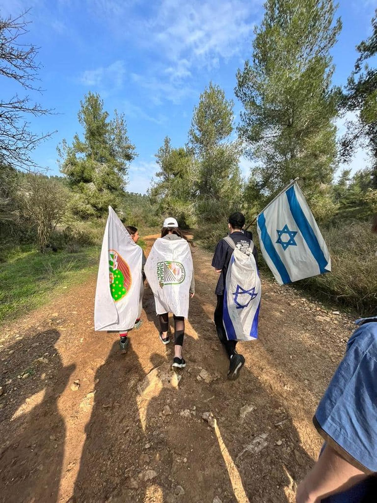 תמונות של בני ובנות הנוער מדרום השרון בצעדת הנוער למען שחרור החטופים בהובלת נוער