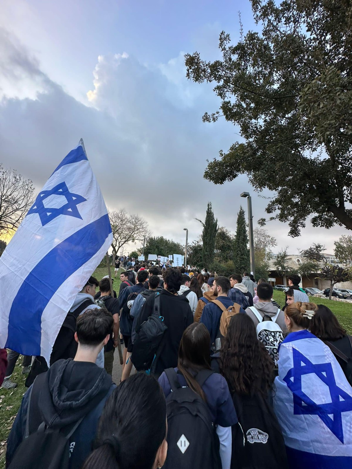 תמונות של בני ובנות הנוער מדרום השרון בצעדת הנוער למען שחרור החטופים בהובלת נוער